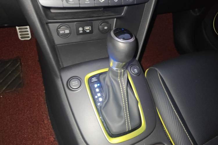 Used Hyundai ENCINO 2018 1.6T Dual-Clutch ZhiPao Edition China V Standard Gear Lever