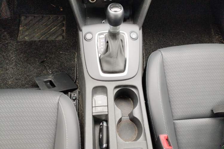 Used Hyundai ENCINO 2018 1.6T Dual-Clutch Zhilian Edition China V Standard Gear Lever