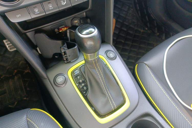 Used Hyundai ENCINO 2018 1.6T Dual-Clutch ZhiPao Edition China V Standard Gear Lever