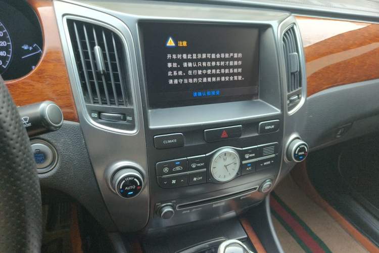 Used Hyundai Equus 2012 5.0 GDi Extended Luxury Edition Audio And AC Panel