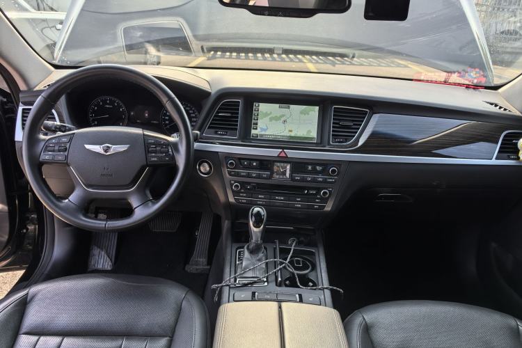 Used Hyundai Genesis 2015 3.0 GDi Four-Wheel Drive Elite Edition Interior 1