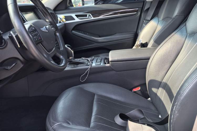 Used Hyundai Genesis 2015 3.0 GDi Four-Wheel Drive Elite Edition Interior 2