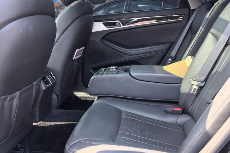 Used Hyundai Genesis 2015 3.0 GDi Four-Wheel Drive Elite Edition Interior 3