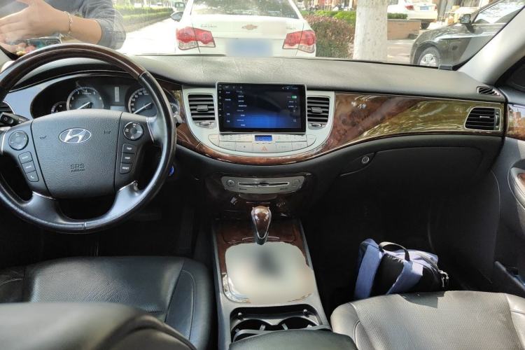 Used Hyundai Genesis 2008 BH330 Comfort Edition Center Console