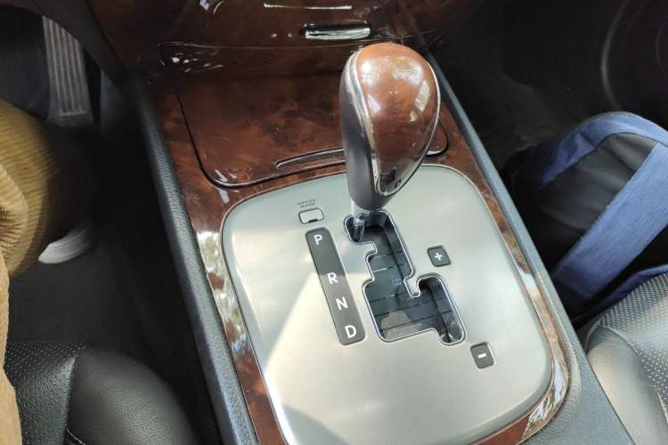 Used Hyundai Genesis 2008 BH330 Comfort Edition Gear Lever