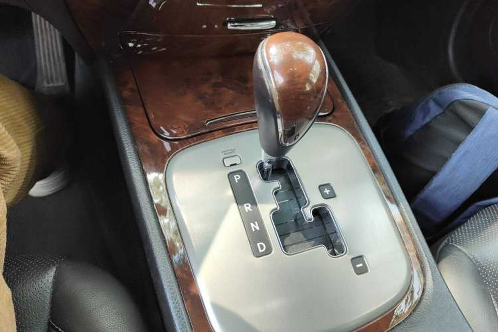 Used Hyundai Genesis 2008 BH330 Comfort Edition Gear Lever