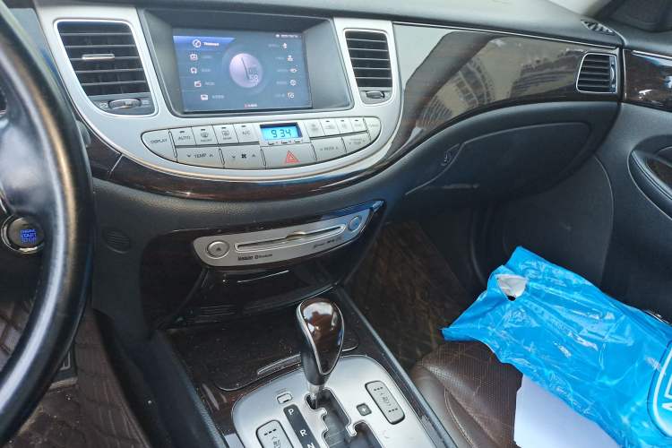 Used Hyundai Genesis 2012 3.0L GDI Luxury Edition Audio And AC Panel