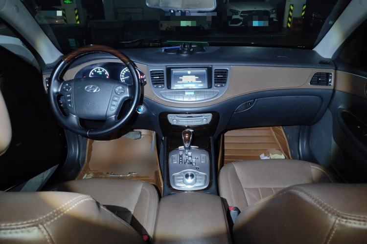 Used Hyundai Genesis 2012 3.0L GDI Luxury Edition Center Console