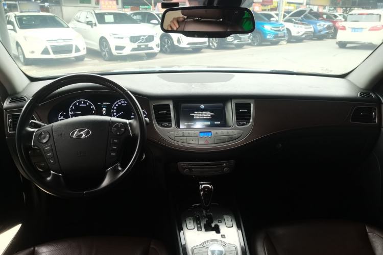 Used Hyundai Genesis 2012 3.0L GDI Luxury Edition Center Console
