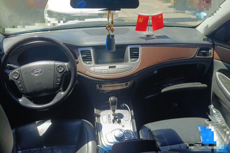 Used Hyundai Genesis 2012 3.0L GDI Luxury Edition Center Console