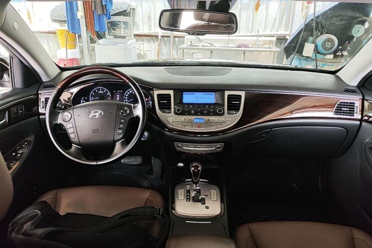 Used Hyundai Genesis 2012 3.0L GDI Luxury Edition Center Console