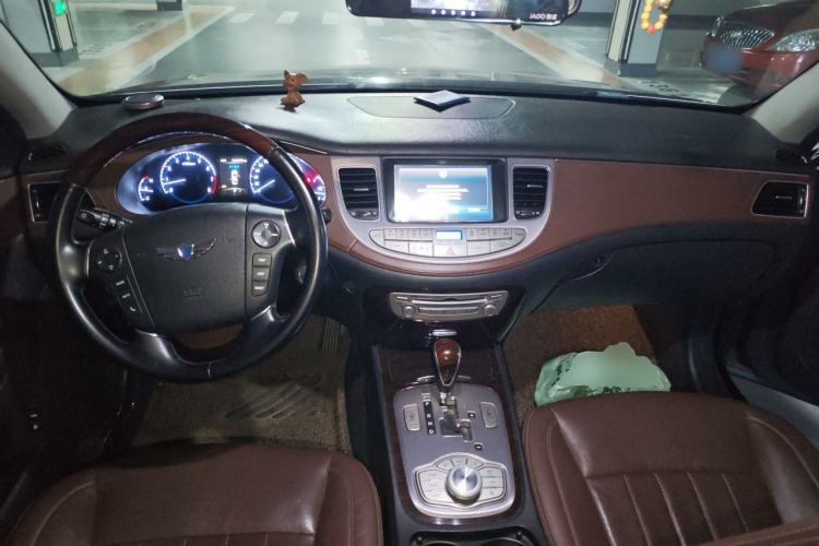Used Hyundai Genesis 2012 3.0L GDI Luxury Edition Center Console