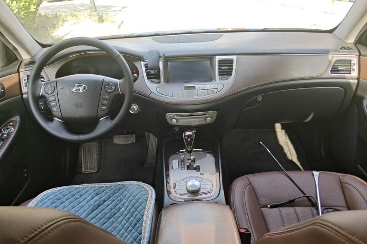 Used Hyundai Genesis 2012 3.3L GDI Prestige Edition Center Console