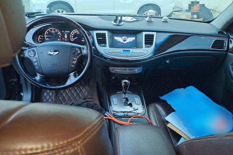 Used Hyundai Genesis 2012 3.0L GDI Luxury Edition Center Console