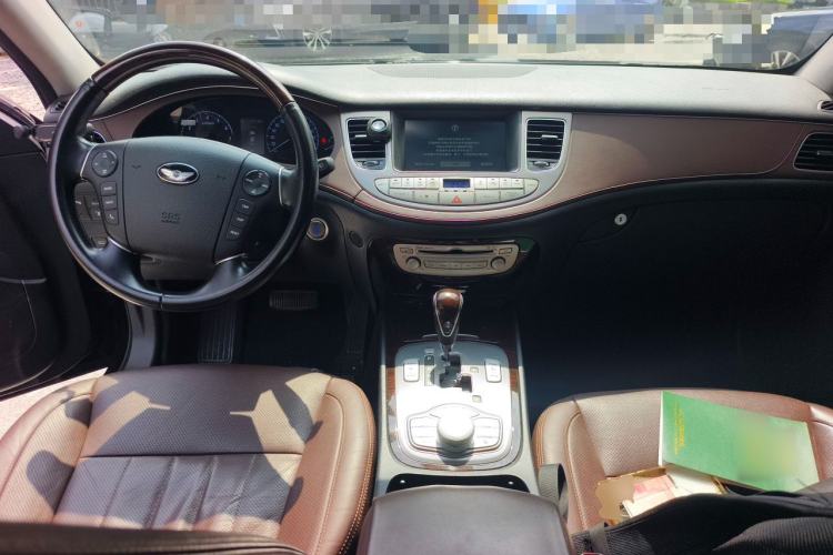 Used Hyundai Genesis 2012 3.0L GDI Luxury Edition Center Console