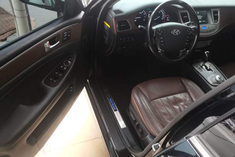 Used Hyundai Genesis 2012 3.0L GDI Luxury Edition Driver Seat