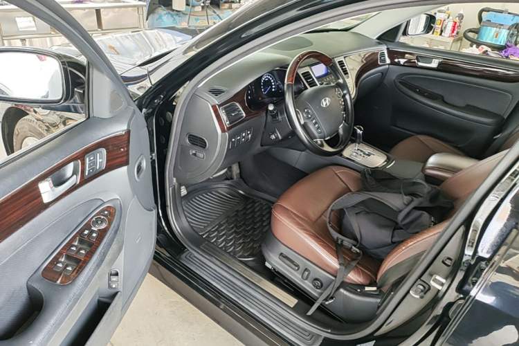 Used Hyundai Genesis 2012 3.0L GDI Luxury Edition Driver Seat