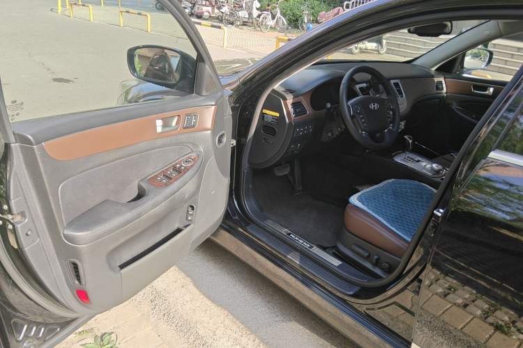 Used Hyundai Genesis 2012 3.3L GDI Prestige Edition Driver Seat