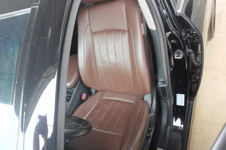 Used Hyundai Genesis 2012 3.0L GDI Luxury Edition Left Front Seat