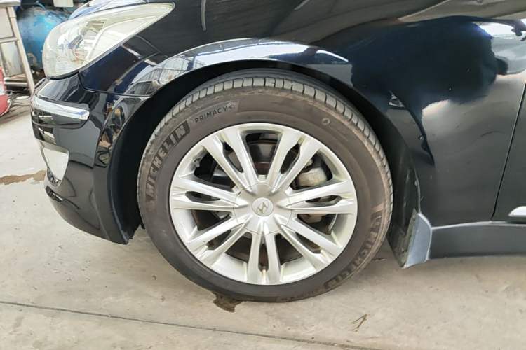 Used Hyundai Genesis 2012 3.0L GDI Luxury Edition Left Front Wheel Hub