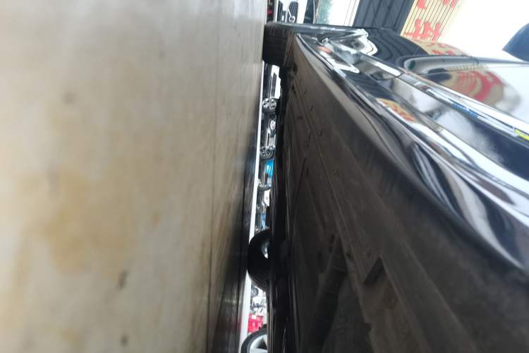 Used Hyundai Genesis 2012 3.0L GDI Luxury Edition Left Side Sill