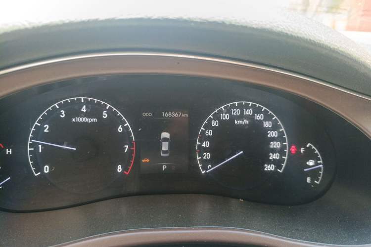 Used Hyundai Genesis 2012 3.0L GDI Luxury Edition Odometer Close Up