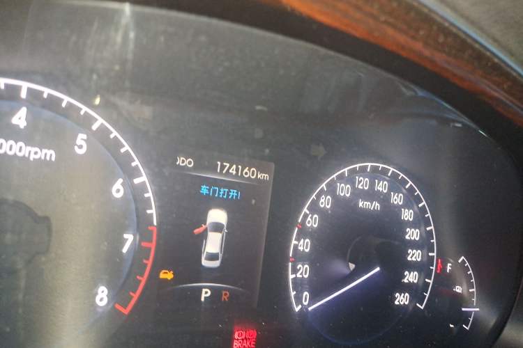 Used Hyundai Genesis 2012 3.0L GDI Luxury Edition Odometer Close Up