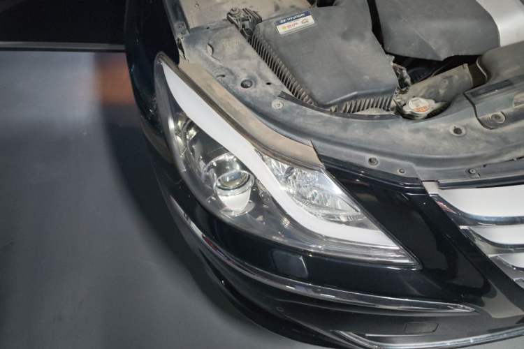 Used Hyundai Genesis 2012 3.0L GDI Luxury Edition Right Front Headlight