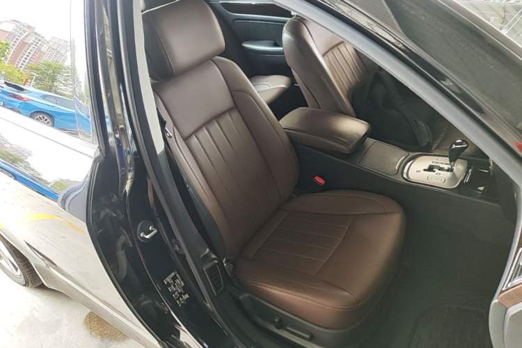 Used Hyundai Genesis 2012 3.0L GDI Luxury Edition Right Front Seat