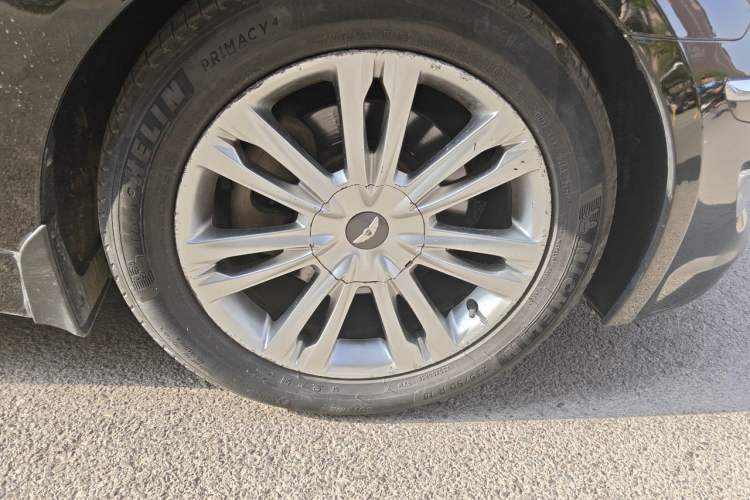 Used Hyundai Genesis 2012 3.3L GDI Prestige Edition Right Front Wheel Hub