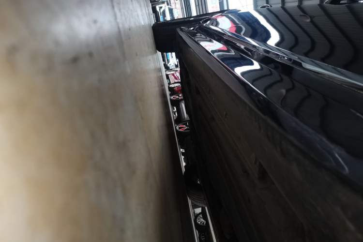Used Hyundai Genesis 2012 3.0L GDI Luxury Edition Right Side Sill