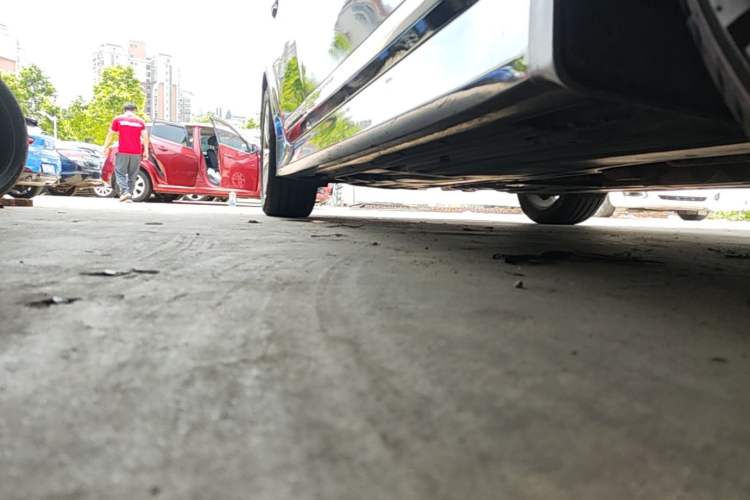 Used Hyundai Genesis 2012 3.0L GDI Luxury Edition Right Side Sill