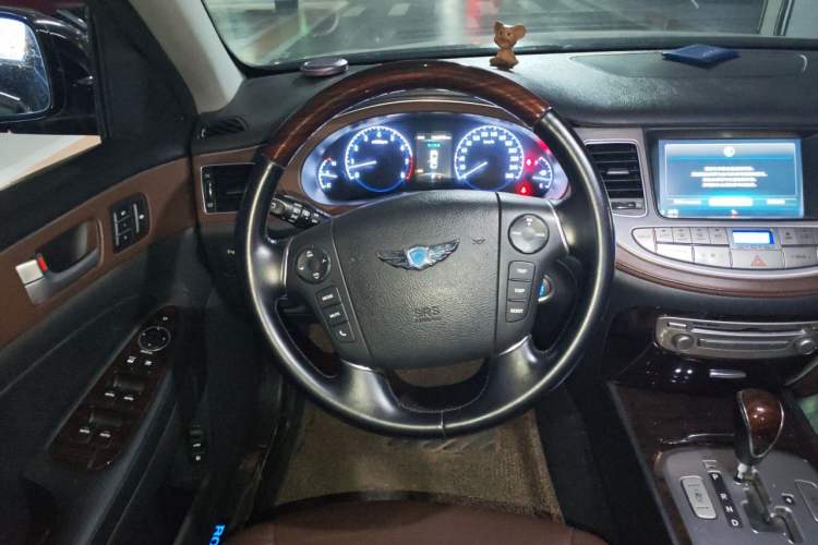 Used Hyundai Genesis 2012 3.0L GDI Luxury Edition Steering Wheel