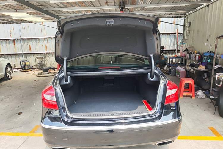 Used Hyundai Genesis 2012 3.0L GDI Luxury Edition Trunk