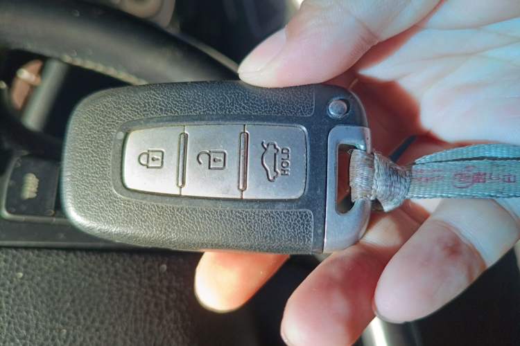 Used Hyundai Genesis 2012 3.0L GDI Luxury Edition Vehicle Key