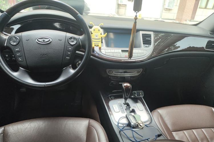 Used Hyundai Genesis 2012 3.0L GDI Luxury Edition Center Console