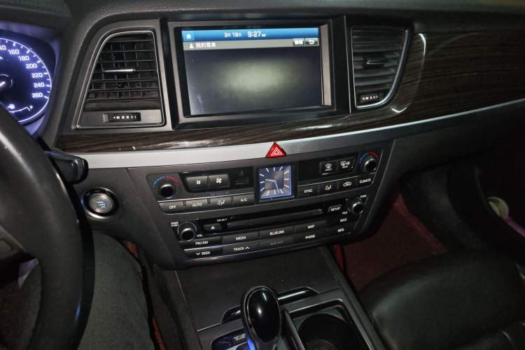 Used Hyundai Genesis 2015 3.0 GDi Two-Wheel-Drive Elite Edition Audio And AC Panel
