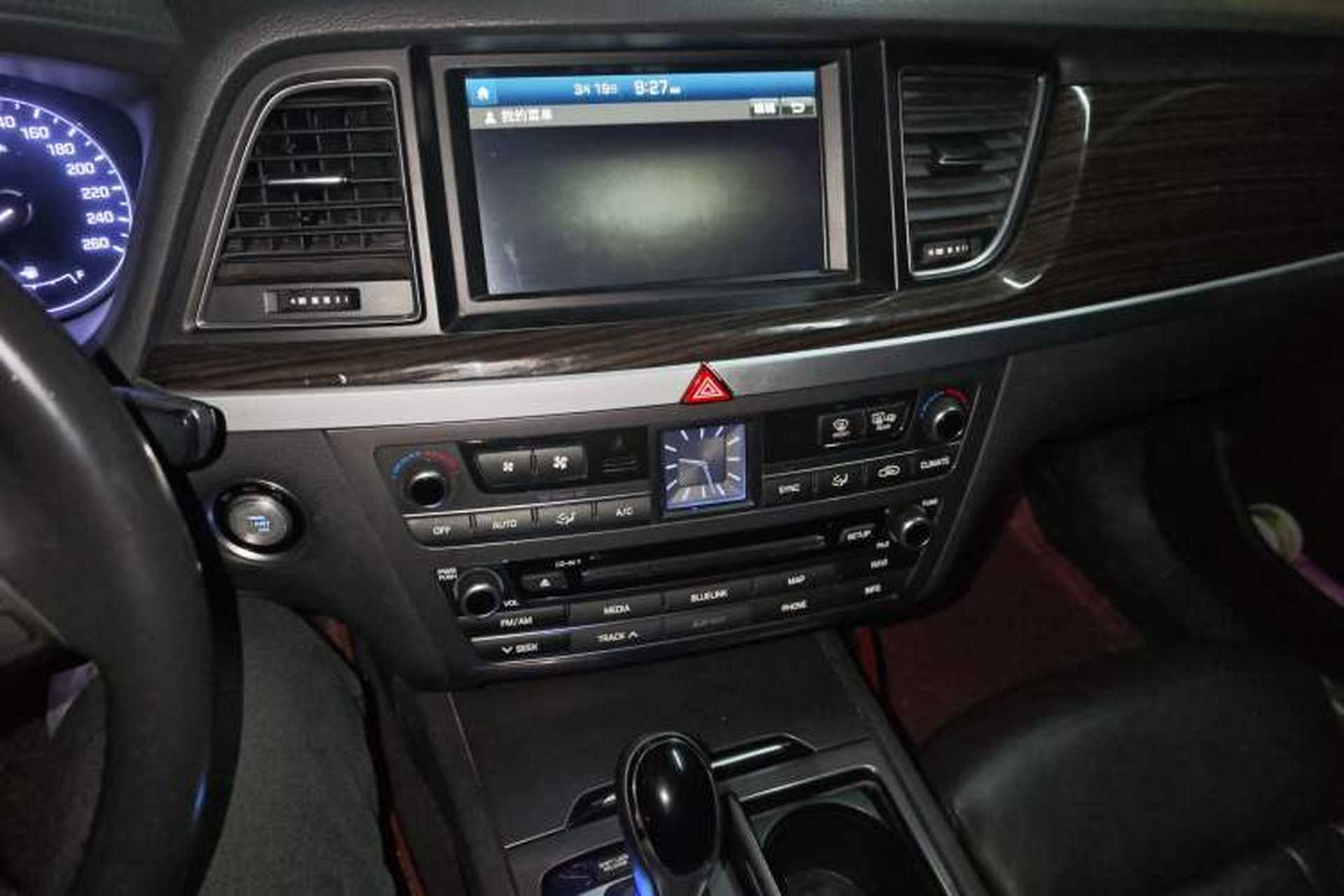 Used Hyundai Genesis 2015 3.0 GDi Two-Wheel-Drive Elite Edition Audio And AC Panel