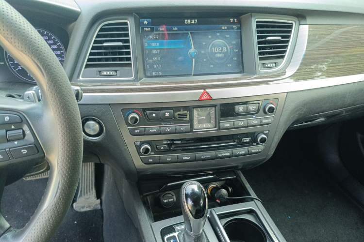 Used Hyundai Genesis 2015 3.0 GDi Two-Wheel-Drive Luxury Edition Audio And AC Panel