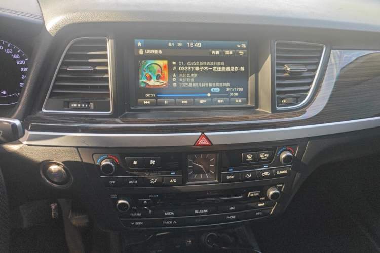 Used Hyundai Genesis 2015 3.0 GDi Four-Wheel Drive Elite Edition Audio And AC Panel