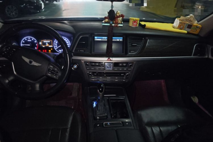 Used Hyundai Genesis 2015 3.0 GDi Two-Wheel-Drive Elite Edition Center Console