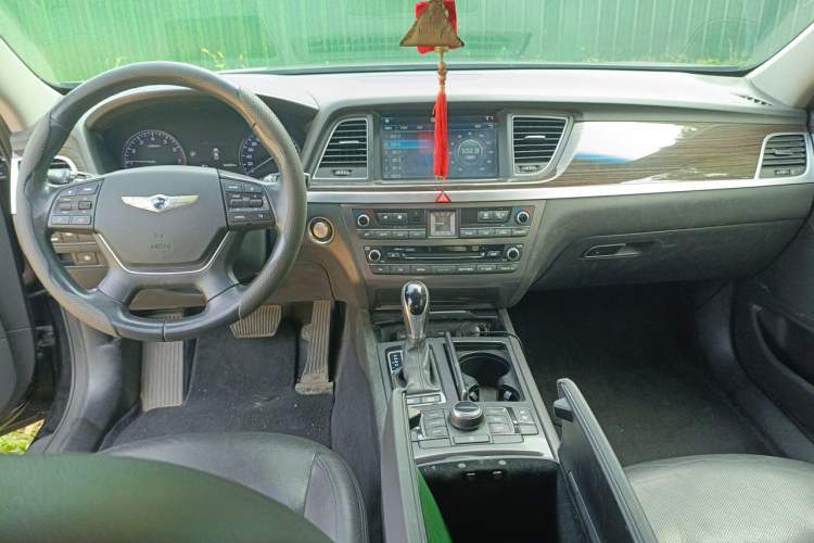 Used Hyundai Genesis 2015 3.0 GDi Two-Wheel-Drive Luxury Edition Center Console