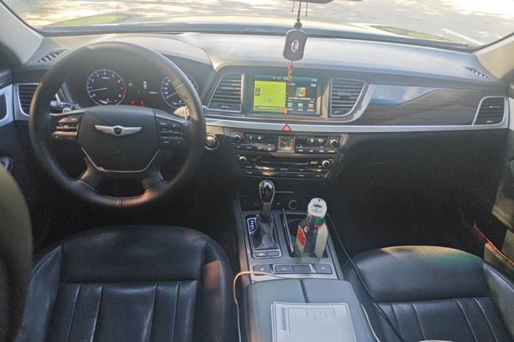 Used Hyundai Genesis 2015 3.0 GDi Four-Wheel Drive Elite Edition Center Console