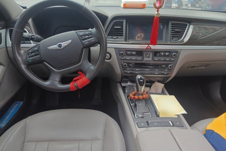 Used Hyundai Genesis 2015 3.0 GDi Two-Wheel-Drive Elite Edition Center Console