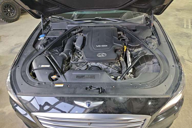 Used Hyundai Genesis 2015 3.0 GDi Two-Wheel-Drive Elite Edition Engine Bay