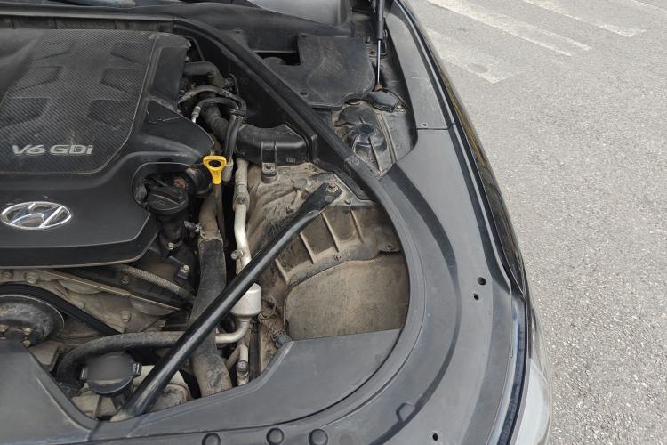 Used Hyundai Genesis 2015 3.0 GDi Two-Wheel-Drive Elite Edition Engine Bay Left
