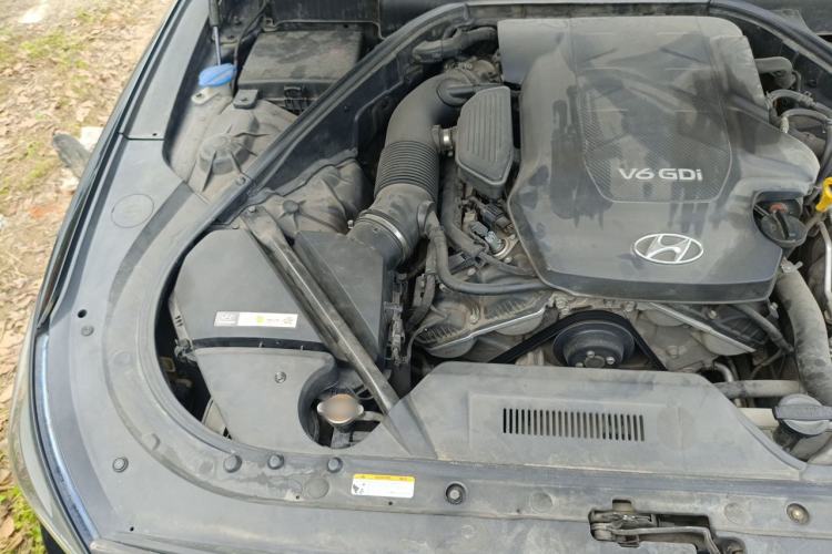 Used Hyundai Genesis 2015 3.0 GDi Two-Wheel-Drive Luxury Edition Engine Bay Right