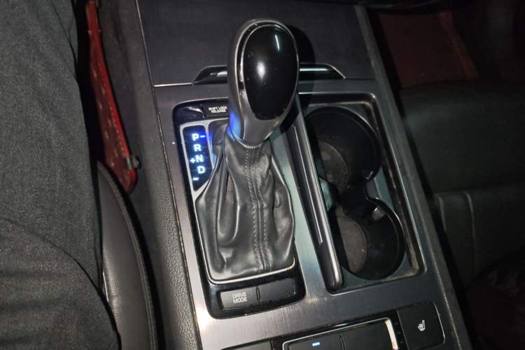 Used Hyundai Genesis 2015 3.0 GDi Two-Wheel-Drive Elite Edition Gear Lever