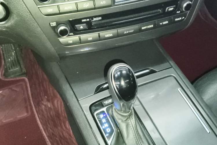 Used Hyundai Genesis 2015 3.0GDi Four-Wheel Drive Luxury Edition Gear Lever