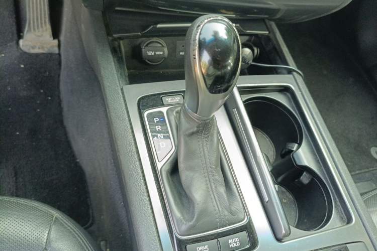 Used Hyundai Genesis 2015 3.0 GDi Two-Wheel-Drive Luxury Edition Gear Lever